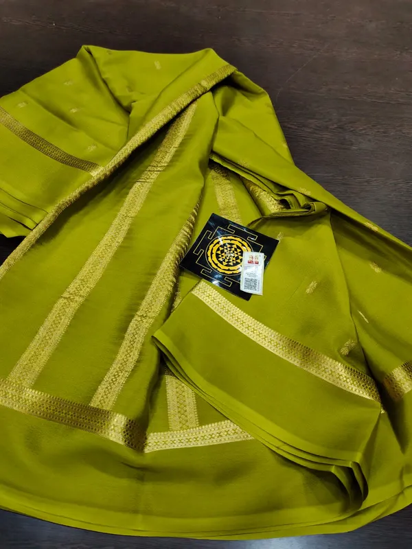 Pure__Crepe_Silk_Sarees_Silk_Mark_Certified_Lighter_And_Flowy_With_Contrast_Blouse