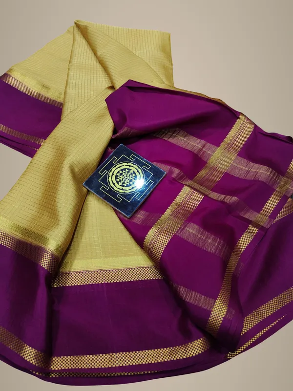 Pure_Wrinkled_Crushed_Crepe_Silk_Sarees_Silk_Mark_Certified_Lighter_And_Flowy_With_Contrast_Blouse