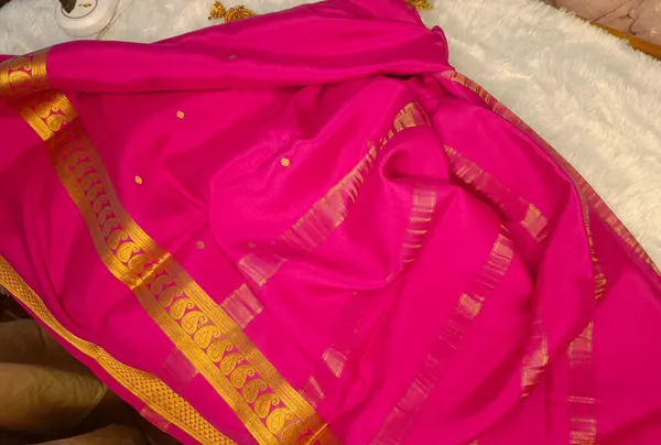 Pure_Crepe_Silk_Sarees_Silk_Mark_Certified_Lighter_And_Flowy_With_Contrast_Blouse