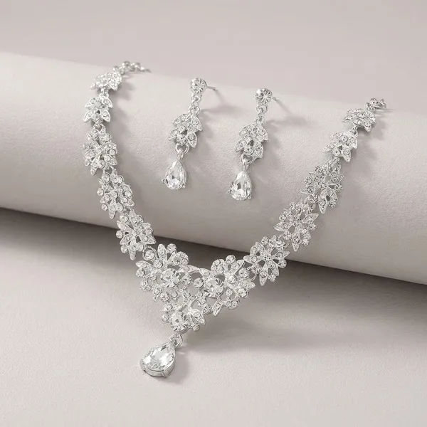 Silver_Crystal_And_Metal_Wedding_And_Party_And_Special_Occasions_Necklace_And_Earrings_Set_For_Women