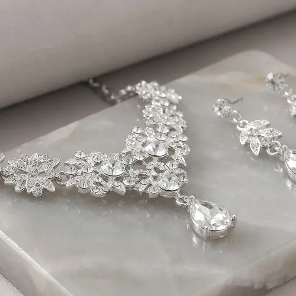 Silver_Crystal_And_Metal_Wedding_And_Party_And_Special_Occasions_Necklace_And_Earrings_Set_For_Women