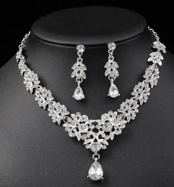 Silver_Crystal_And_Metal_Wedding_And_Party_And_Special_Occasions_Necklace_And_Earrings_Set_For_Women