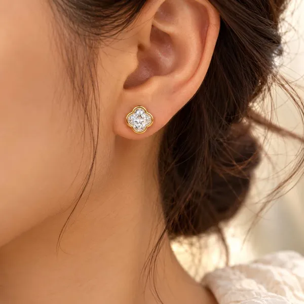Clover_Moissanite_Stud_Earrings_|_Demi-fine_Jewelry_by_Jauhré