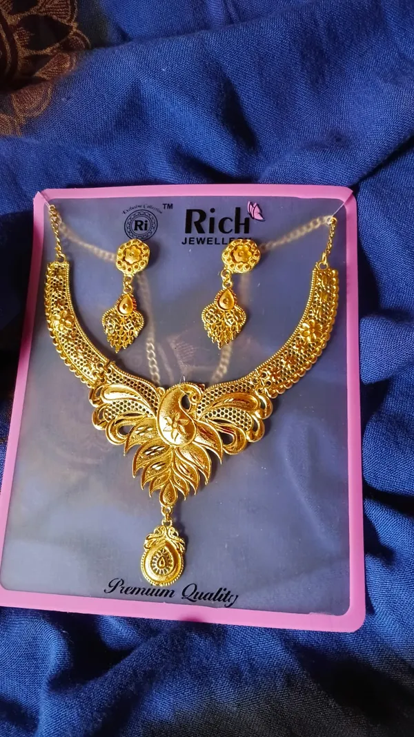 Elegant_Golden_Bronze_Necklace_For_Women