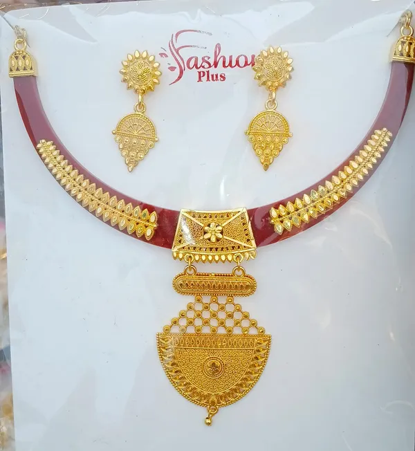 Elegant_Golden_Bronze_Necklace_For_Women