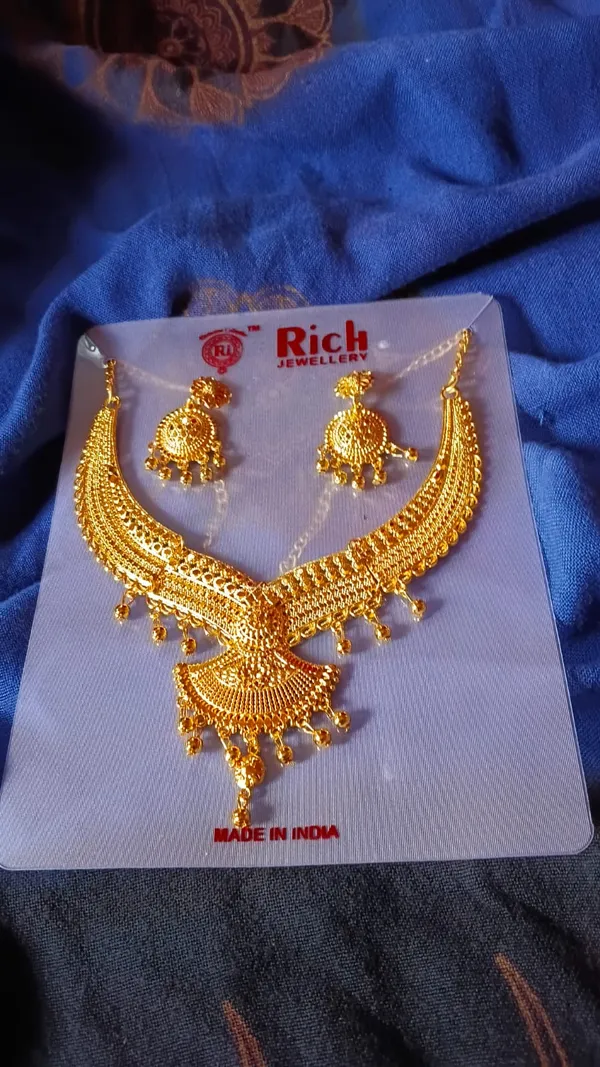 Elegant_Golden_Bronze_Necklace_For_Women
