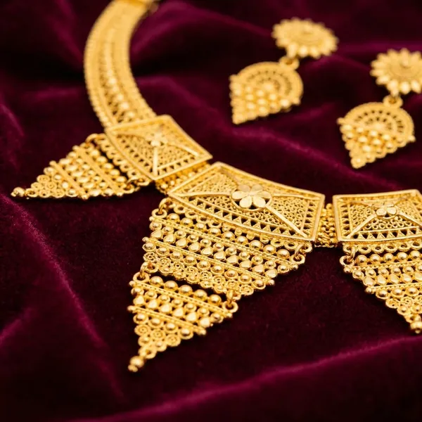 Elegant_Golden_Bronze_Necklace_For_Women