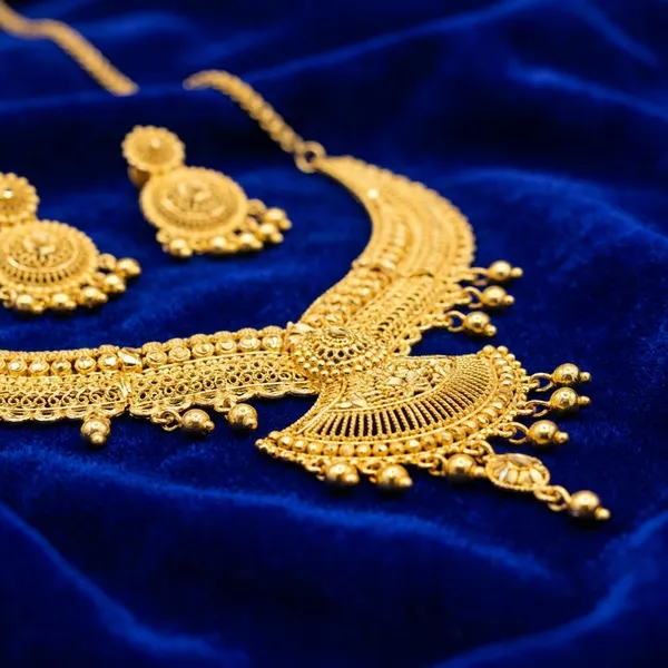 Elegant_Golden_Bronze_Necklace_For_Women