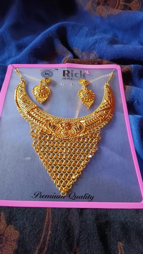 Elegant_Golden_Bronze_Necklace_For_Women