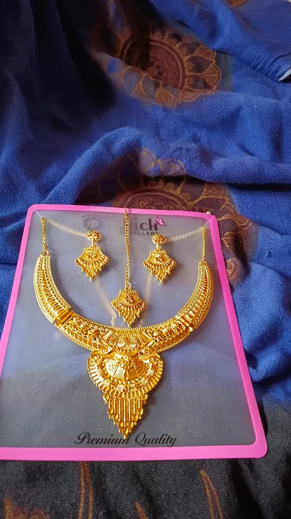 Elegant_Golden_Bronze_Necklace_For_Women