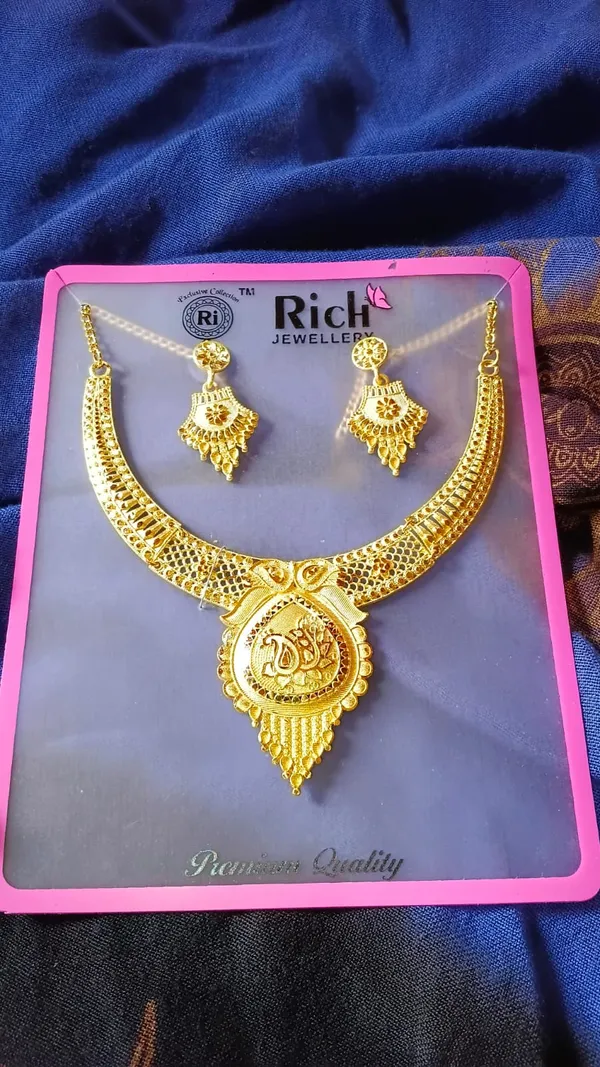Elegant_Golden_Bronze_Necklace_For_Women