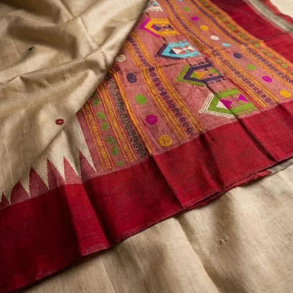 Red_And_Cream_Kanchipuram_Silk_Sarees_Designed_Beautiful_Soft_Thread_Flower_Meena_Butta