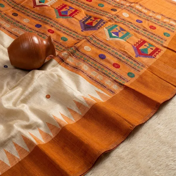 Cream_And_Deep_Yellow_Kanchipuram_Silk_Sarees_Designed_Beautiful_Soft_Thread_Flower_Meena_Butta