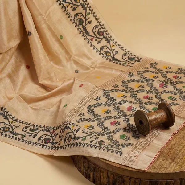 Cream_Kanchipuram_Silk_Sarees_Designed_Beautiful_Soft_Thread_Flower_Meena_Butta