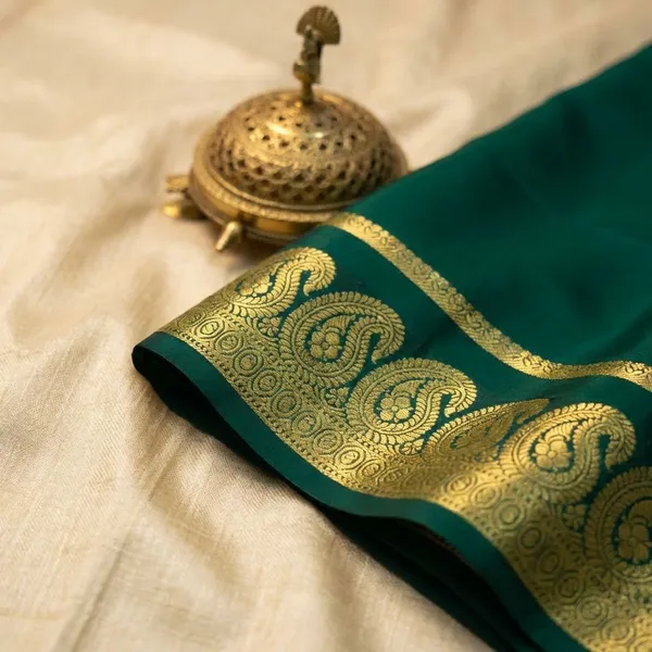 Green_Pure_Viscose_Silk,_It_Is_Very_Soft_And_Comfortable_To_Wear_Any_Weather