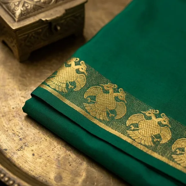 Green_Pure_Viscose_Silk,_It_Is_Very_Soft_And_Comfortable_To_Wear_Any_Weather