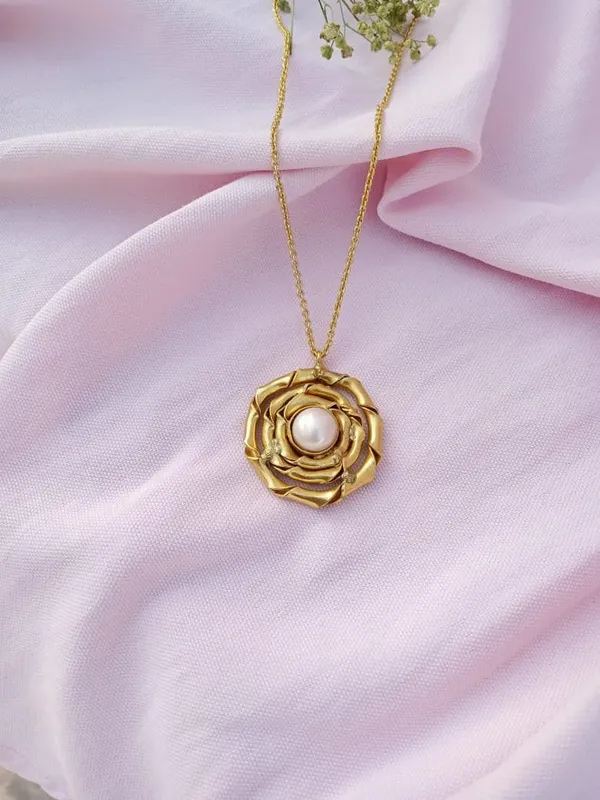 Gold_Plated_Necklace_Pendant_For_Women