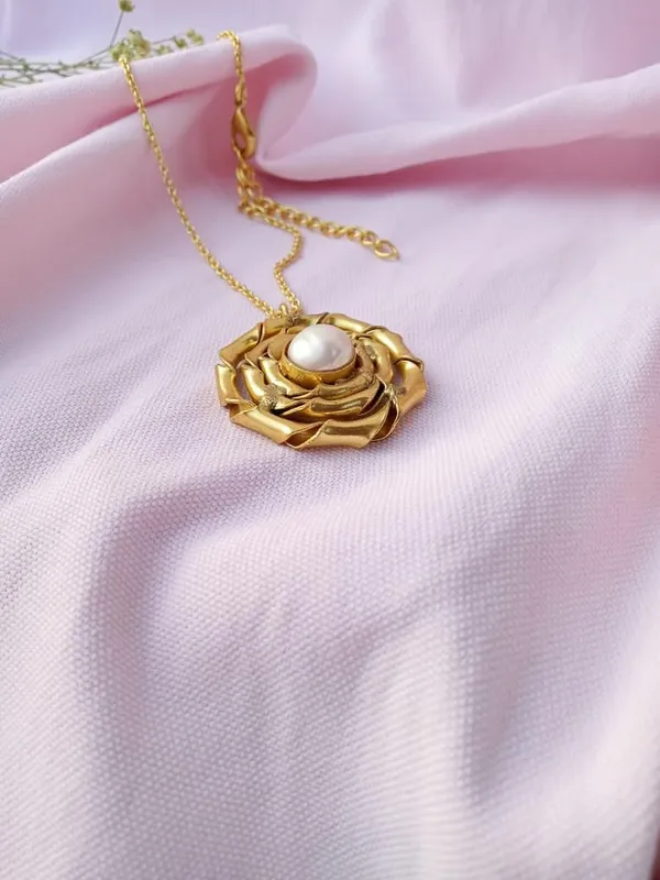 Gold_Plated_Necklace_Pendant_For_Women