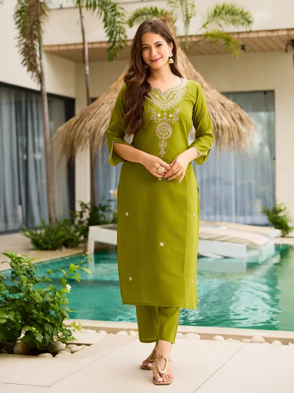Green_Viscose_Embroidered_Kurti_With_Pant_&_Dupatta_For_Women