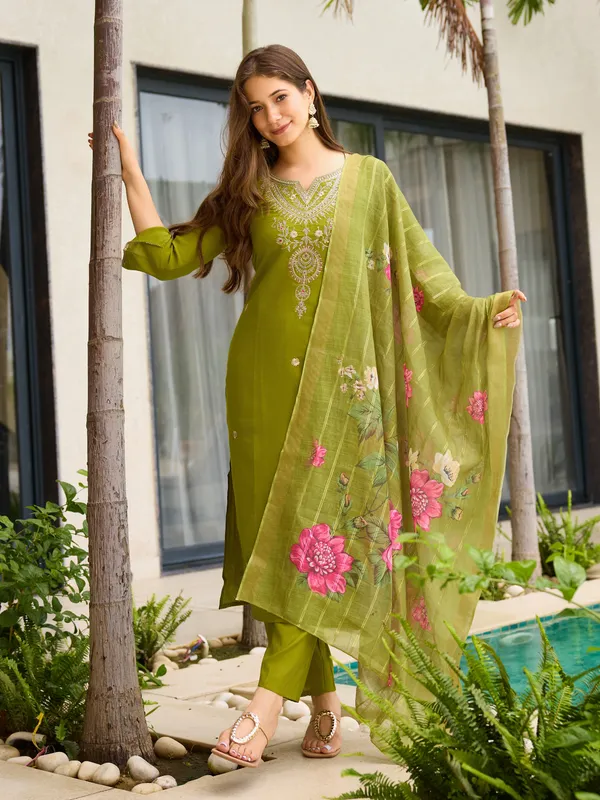 Green_Viscose_Embroidered_Kurti_With_Pant_&_Dupatta_For_Women