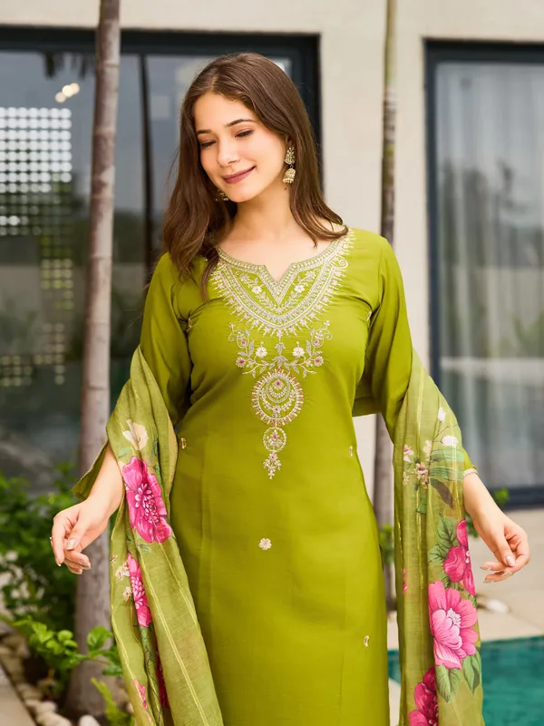 Green_Viscose_Embroidered_Kurti_With_Pant_&_Dupatta_For_Women