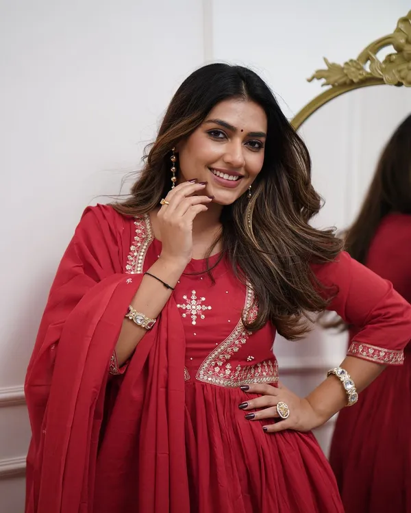 Red_Muslin_Cotton_Embroidered_Kurti_With_Pant_&_Dupatta_For_Women