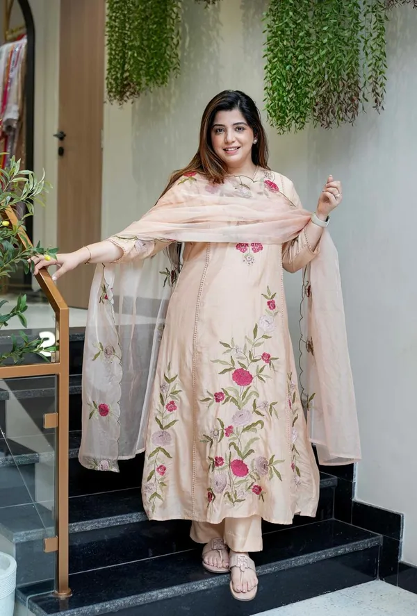 White_Bsy_Chanderi_Silk_Embroidered_Kurti_With_Pant_&_Dupatta_For_Women