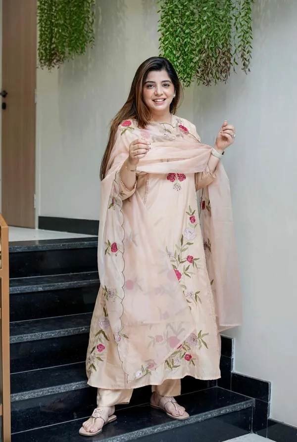 White_Bsy_Chanderi_Silk_Embroidered_Kurti_With_Pant_&_Dupatta_For_Women