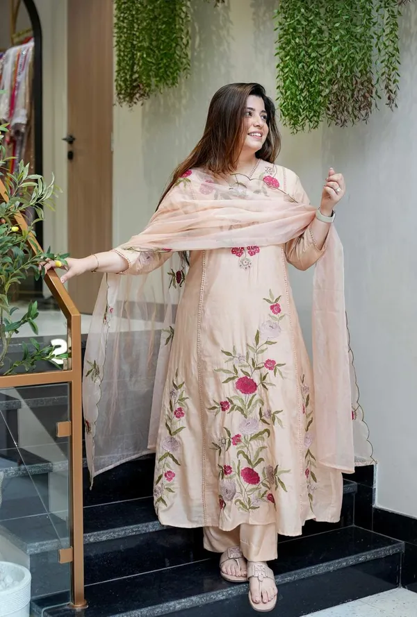 White_Bsy_Chanderi_Silk_Embroidered_Kurti_With_Pant_&_Dupatta_For_Women