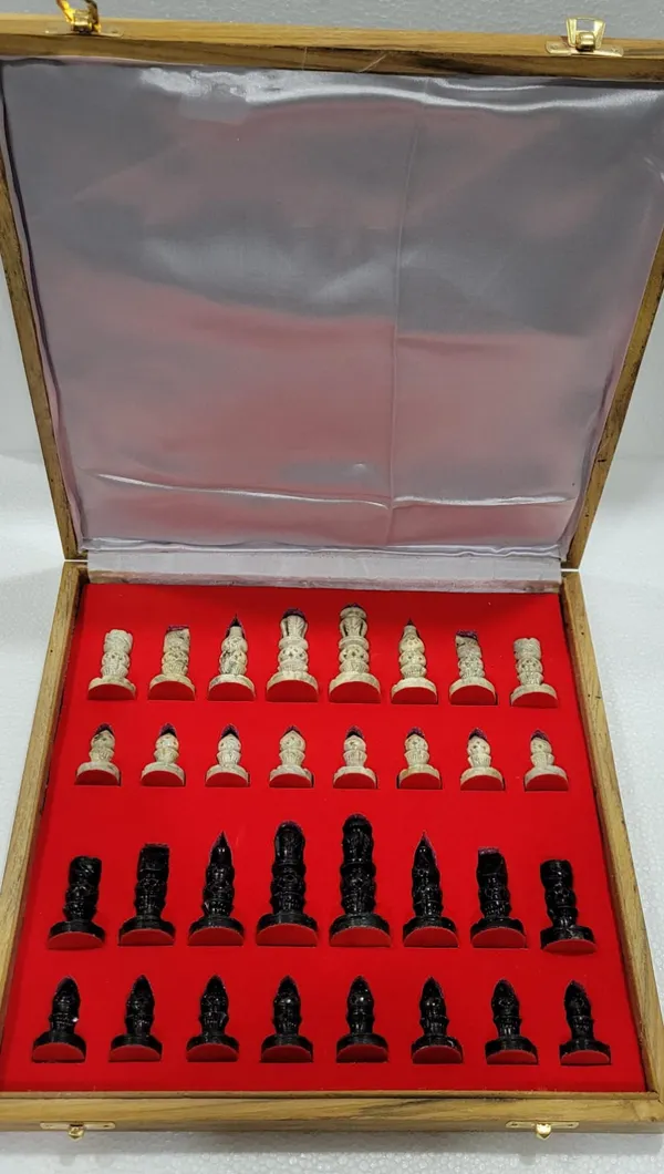 Multicolor_Handcrafted_Marble_Wooden_Chess_Set_With_Carved_Pieces