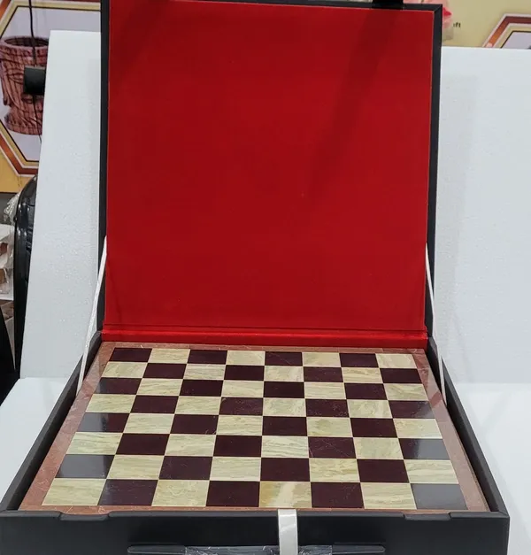 Makrana_marble_Flat_Chess_Board_Set_with_Leather_Box