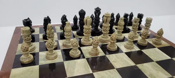 Makrana_marble_Flat_Chess_Board_Set_with_Leather_Box
