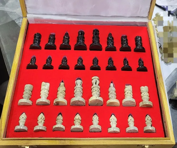 Multicolor_Handcrafted_Marble_Wooden_Chess_Set_With_Carved_Pieces