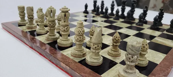Makrana_marble_Flat_Chess_Board_Set_with_Leather_Box