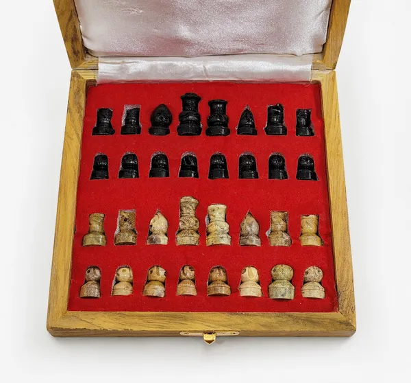 Handmade_Chess_Set_with_board