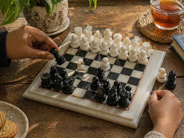 Pink_Classic_Marble_Black_And_White_Chess_Set_With_Storage_Box