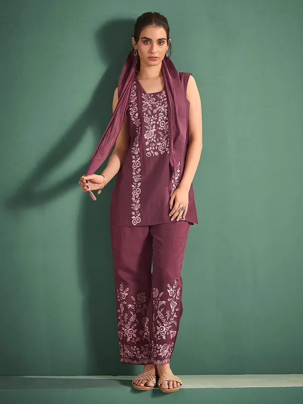 Dark_Purple_Cotton_Blend_Wine_Purple_Embroidered_Sleeveless_Kurta_With_Pant_Set_For_Women