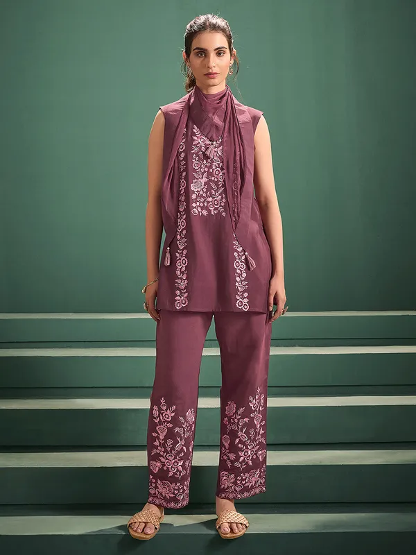 Dark_Purple_Cotton_Blend_Wine_Purple_Embroidered_Sleeveless_Kurta_With_Pant_Set_For_Women