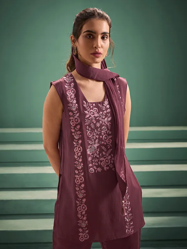 Dark_Purple_Cotton_Blend_Wine_Purple_Embroidered_Sleeveless_Kurta_With_Pant_Set_For_Women