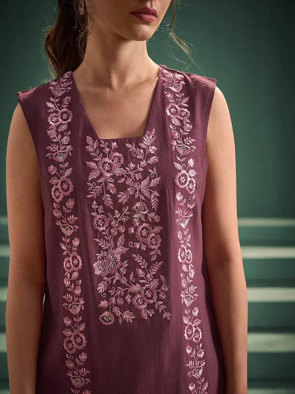 Dark_Purple_Cotton_Blend_Wine_Purple_Embroidered_Sleeveless_Kurta_With_Pant_Set_For_Women