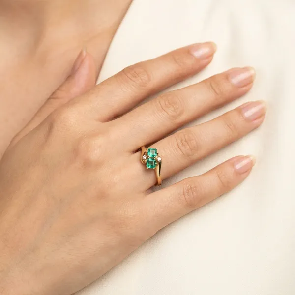 Elegant_Emerald_And_Diamond_Gold_Ring