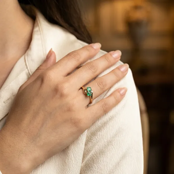 Elegant_Emerald_And_Diamond_Gold_Ring
