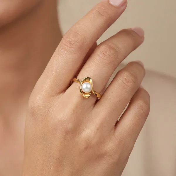 Elegant_Gold_Toned_Pearl_Ring_With_Contemporary_Wave_Design