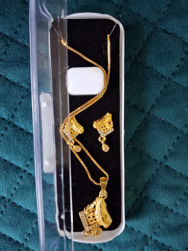 Golden_Alloy_Pendant_For_Women