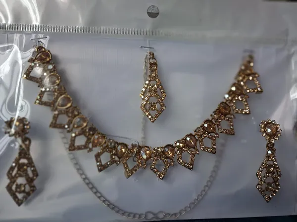 Golden_Alloy_Necklace_Set_For_Women