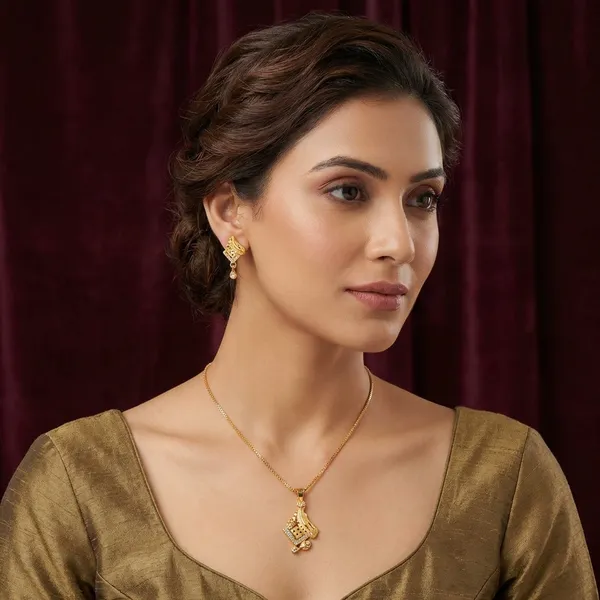 Golden_Alloy_Pendant_For_Women