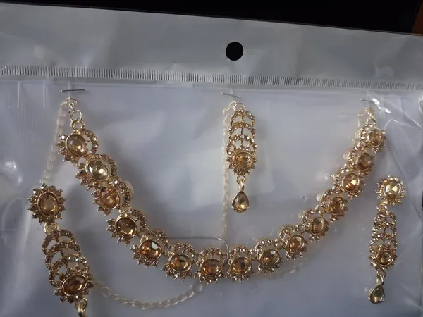 Golden_Alloy_Necklace_Set_For_Women