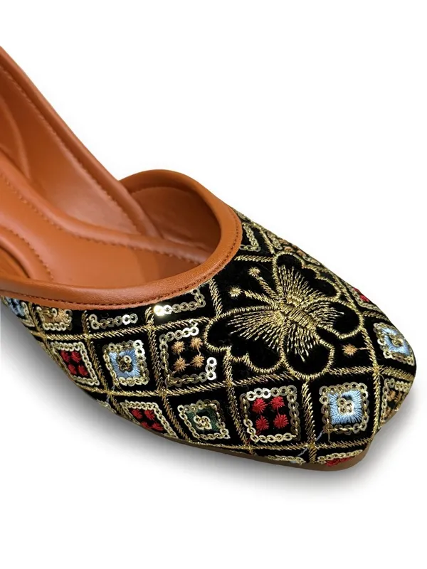 Black_Embroidered_Ethnic_Mojaris_For_Women