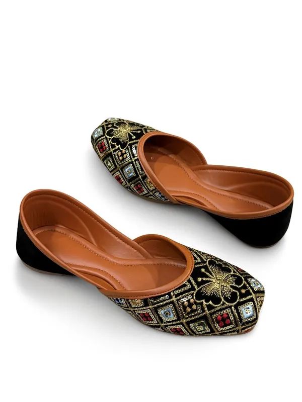 Black_Embroidered_Ethnic_Mojaris_For_Women