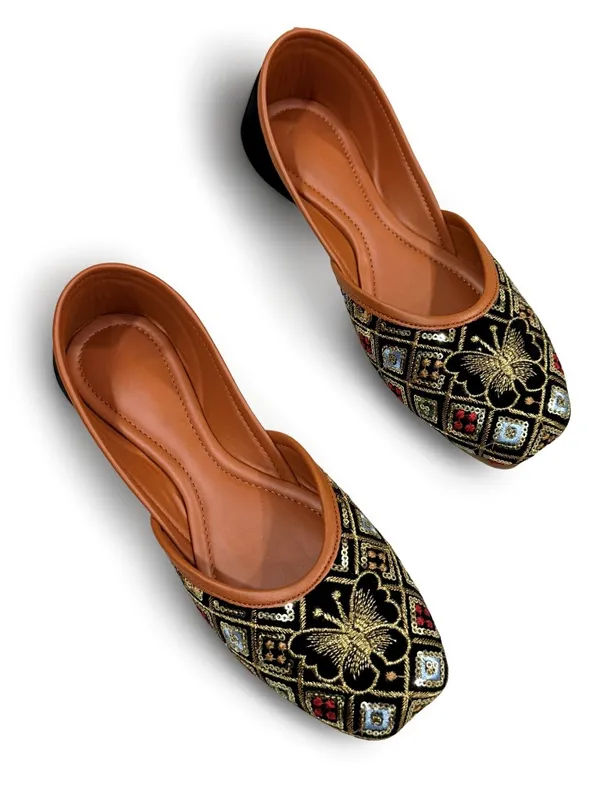 Black_Embroidered_Ethnic_Mojaris_For_Women